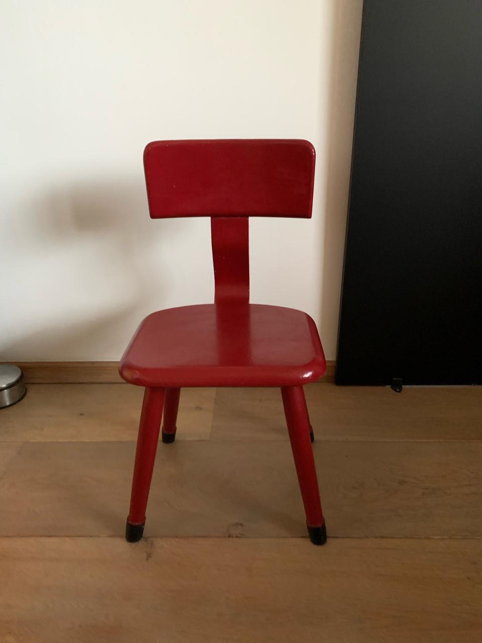 Houten kinderstoeltje