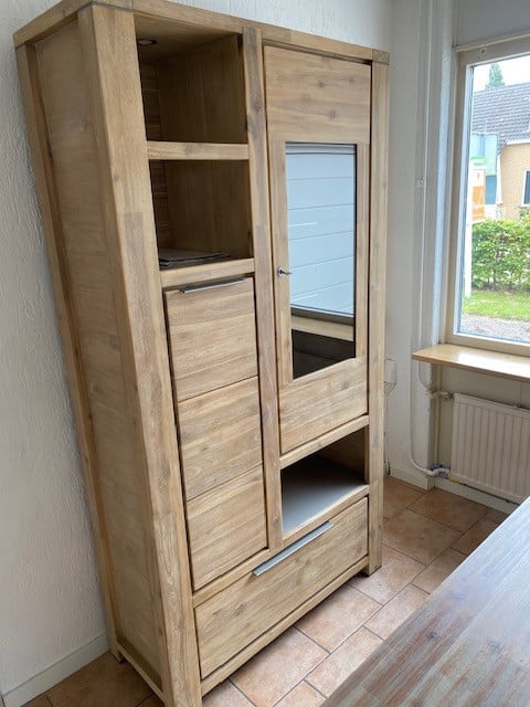 Diverse meubels, eettafel, salontafel, staande kast, tv meubel en dressoir