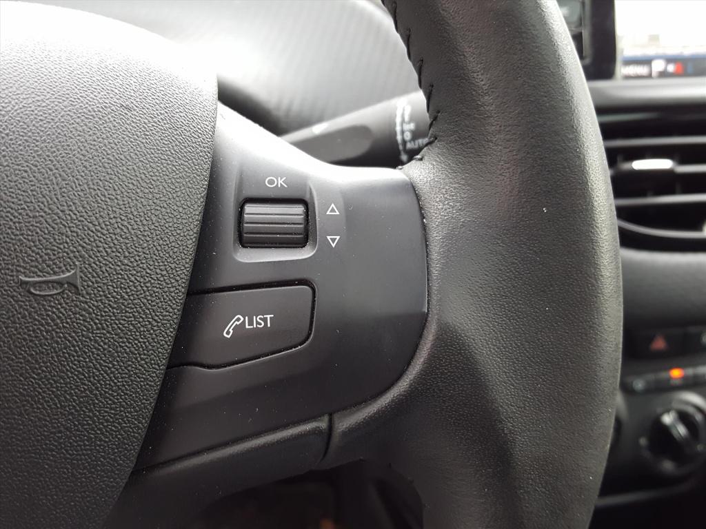 Peugeot 2008 1.2 puretech 110pk signature automaat eat6 navigatie | trekhaa