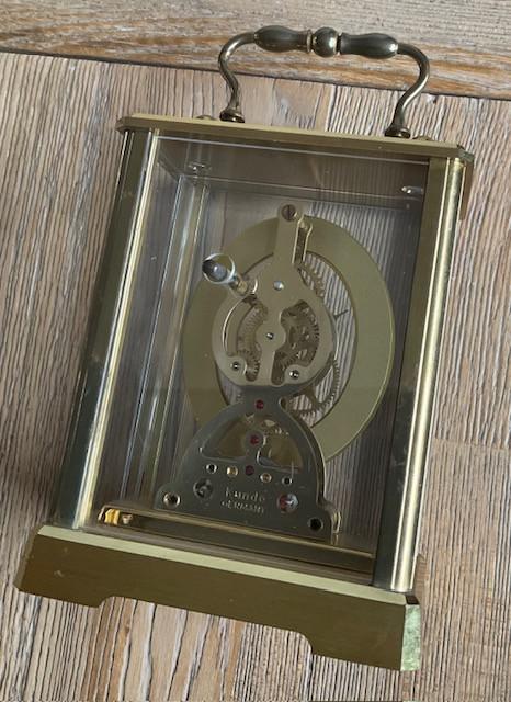 De klok is een vintage KUNDO skeleton carriage clock