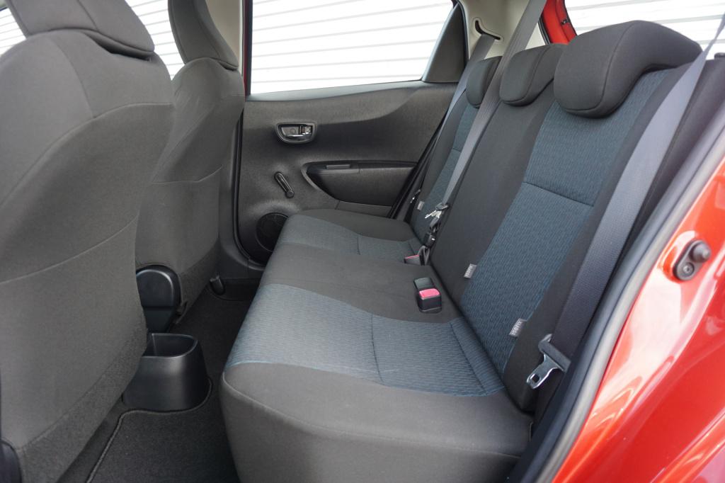 Toyota Yaris 1.0 vvt-i aspiration airco / navi / camera / bt / elektr. rame