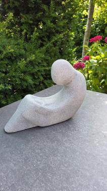 Beeld van een persoon met baby in de schoot,