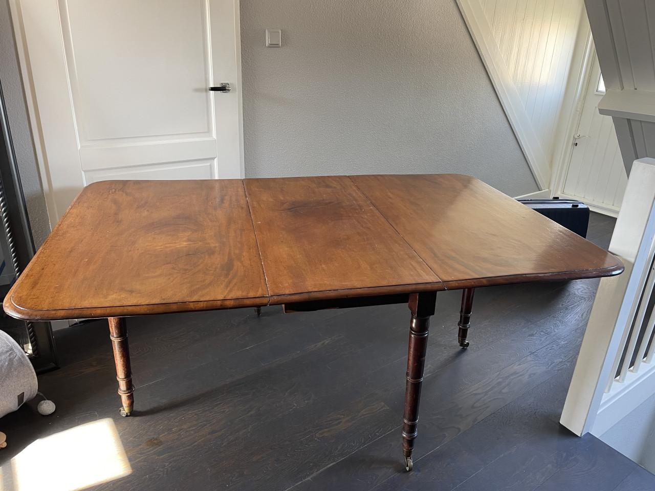 Eettafel mahoniehout