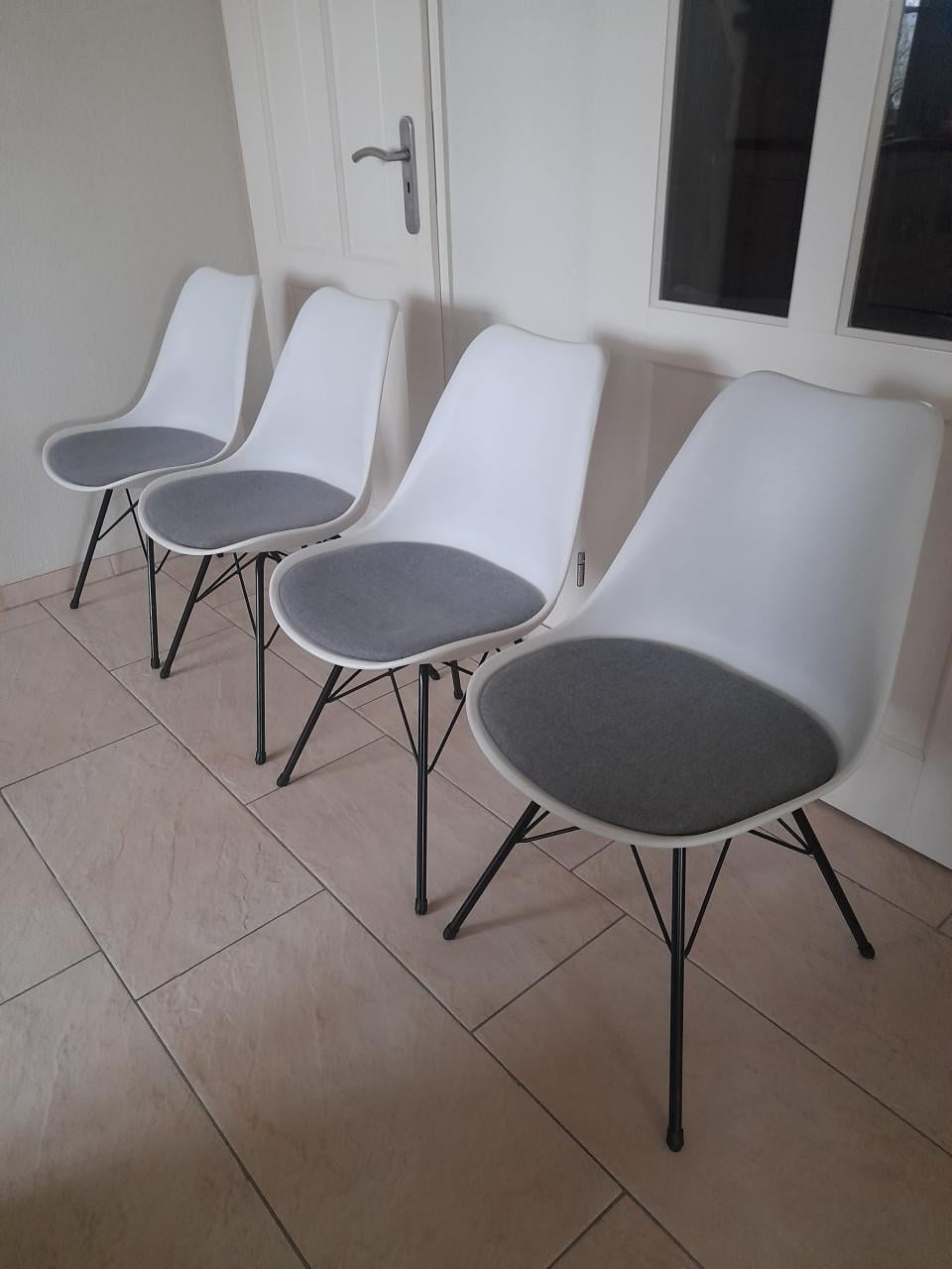 4 Prachtige stoelen (in goede nette staat )  geen vlekken, heel netjes!
