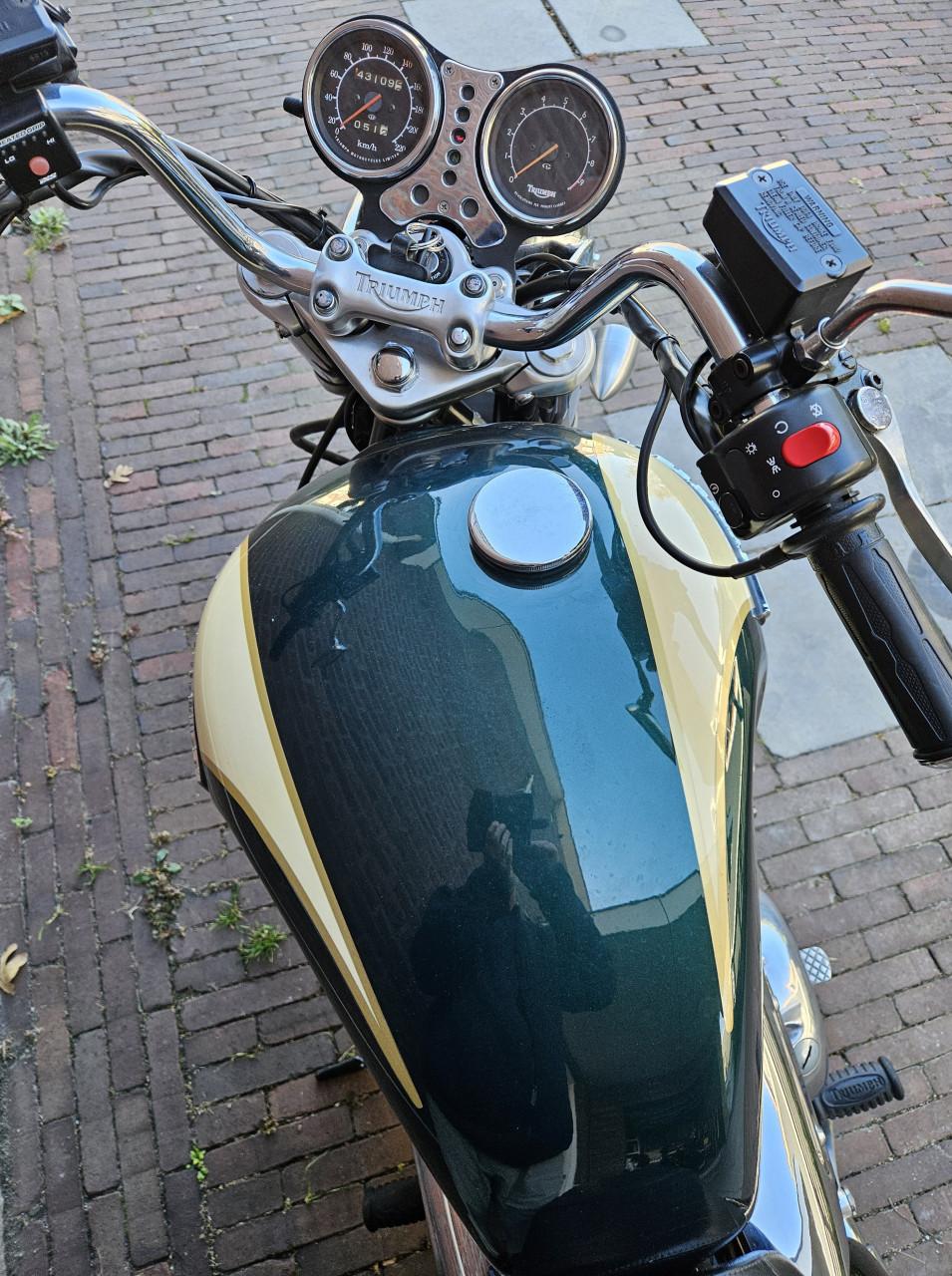 Triumph Thunderbird 900