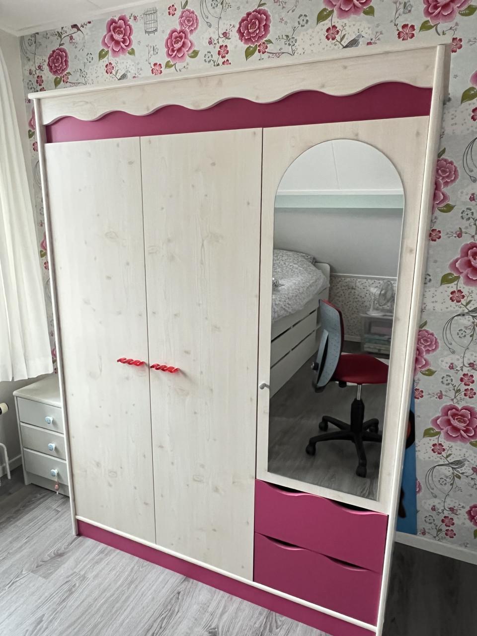 Kinder Bureau + stoel + kast