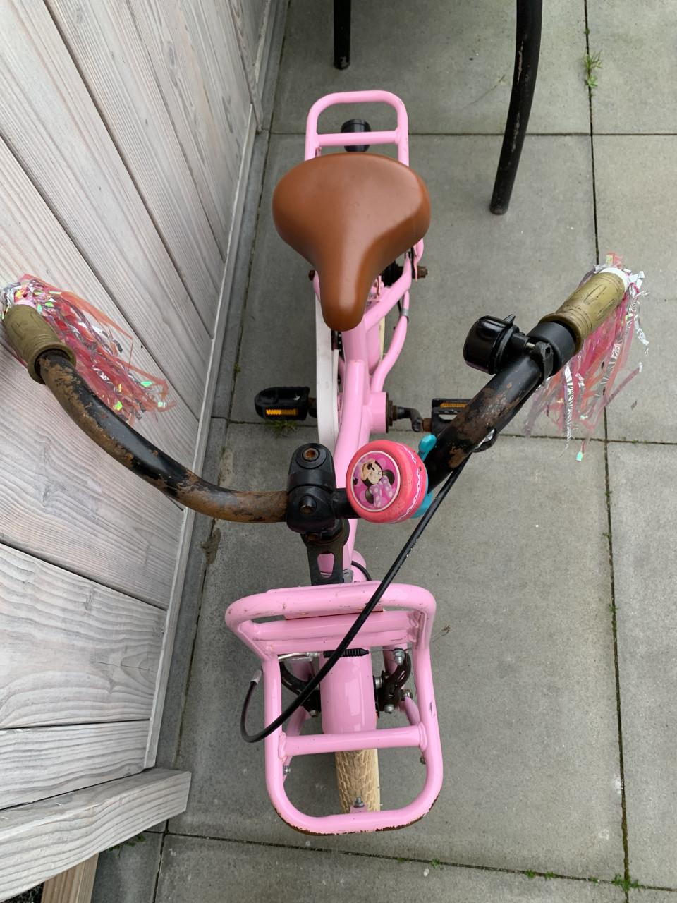 Een roze kinderfiets van het merk Liberty 12inch