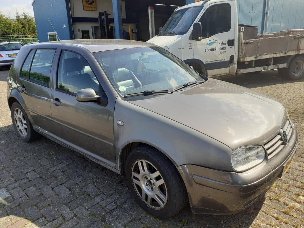 Volkswagen Golf 2.3 v5 highline
