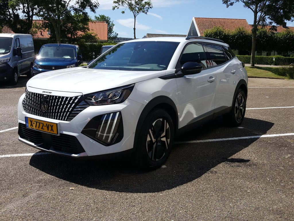 Peugeot 2008 allure pack 1.2 pt-130pk (vol)automaat (eat8) | 3d navigatie &