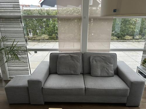 Bankstel 2 & 2,5 zit + poef evt. met bijpassende Stoelen