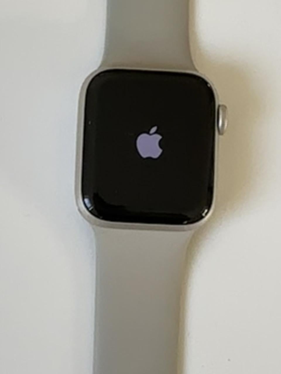 Apple watch 40 mm SE 2 2022 aluminium starlight sportband in 2 maten