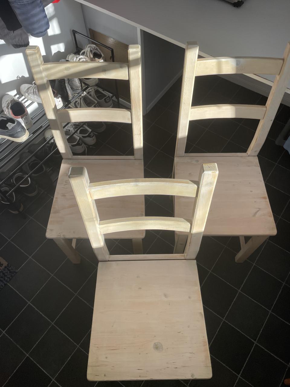 Set van 3 houten keukenstoelen