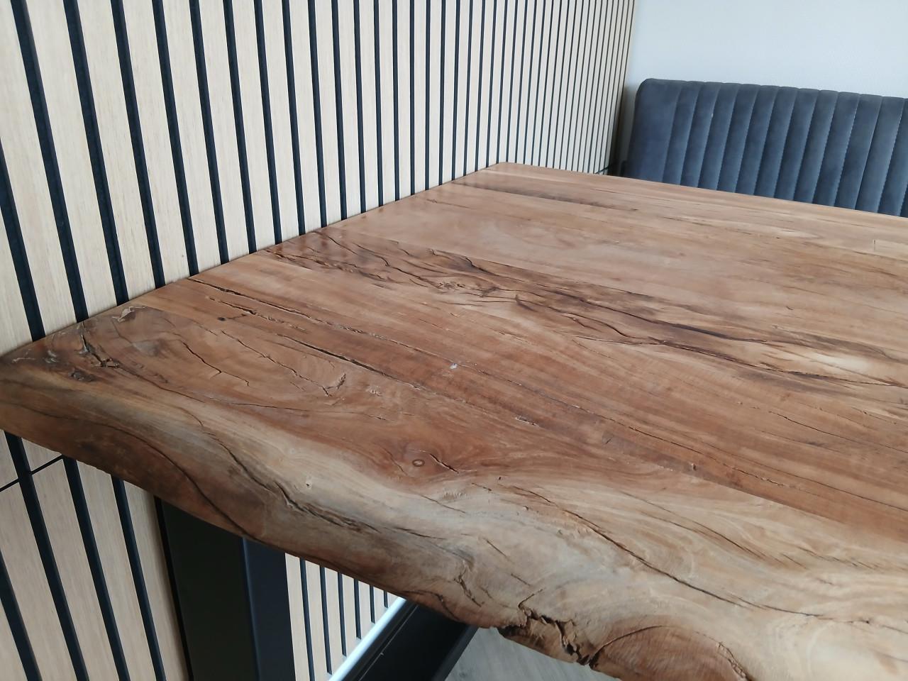 Eetkamertafel met robuust acacia hout blad