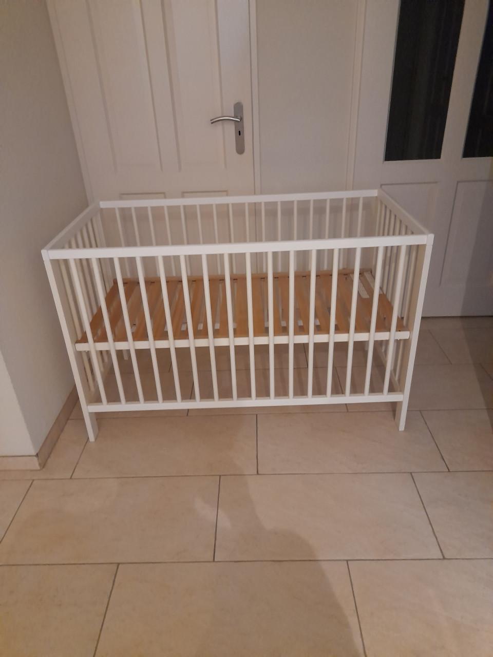 Wit ledikantje (in hoogte verstelbaar ) in goede staat !