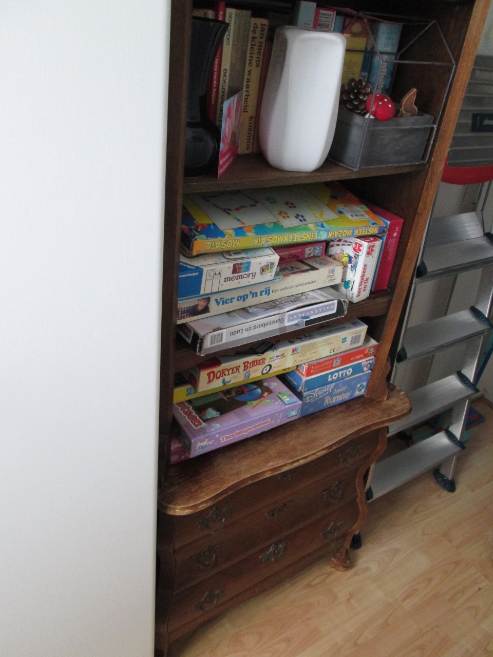 Buikkasje met opstaande boekenkast