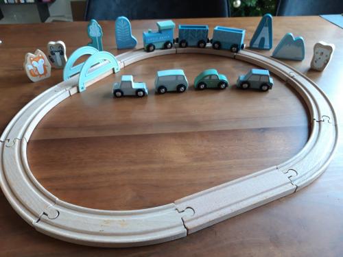 Houten treinbaan met diverse wagons en assessoires