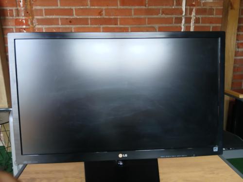 Te koop 2x lg monitor 70 cm diagonaal