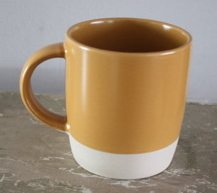 Mok okergeel en beige