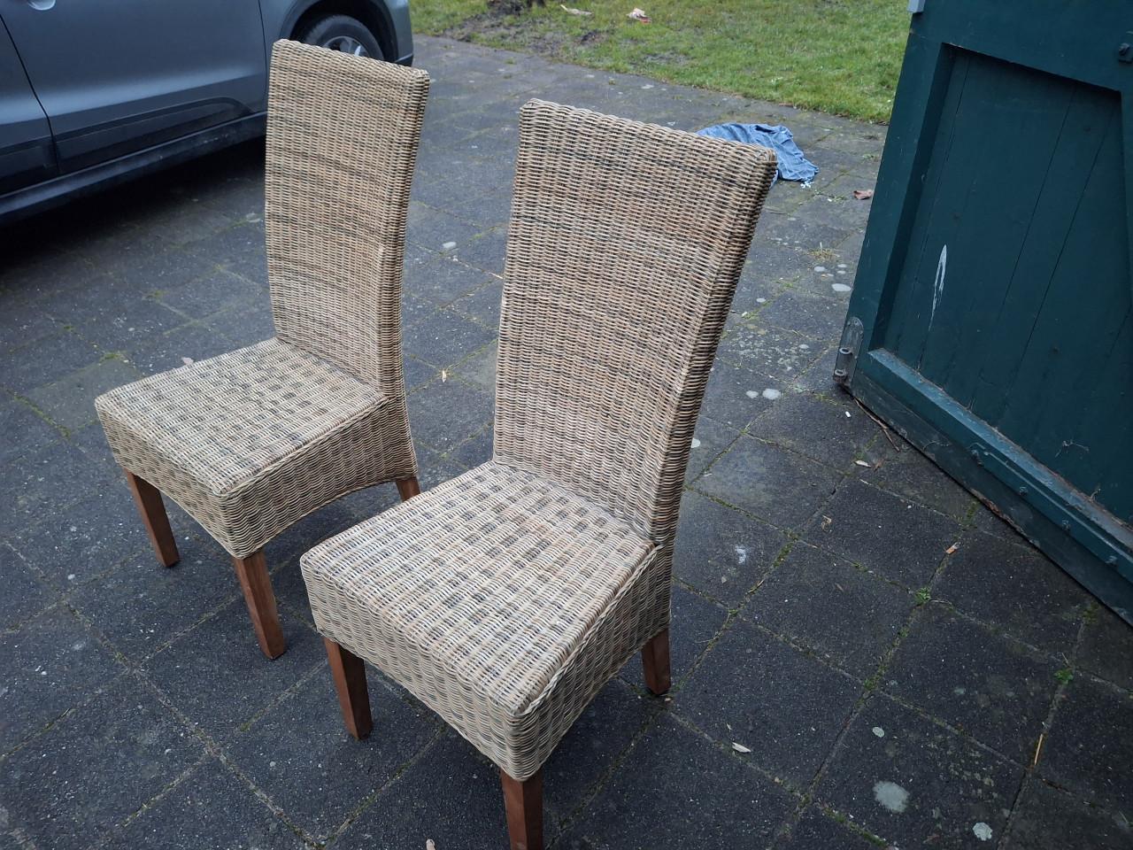 Rotan stoelen, zeer mooi.