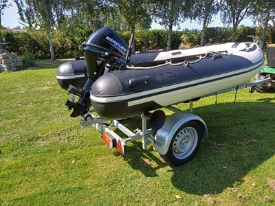 Bootje met motor en trailer