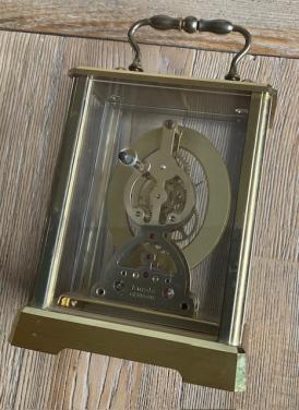 De klok is een vintage KUNDO skeleton carriage clock