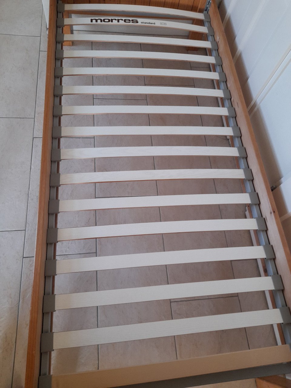 Massief houten 1 Persoons bed 90 x 200 ( in goede staat )