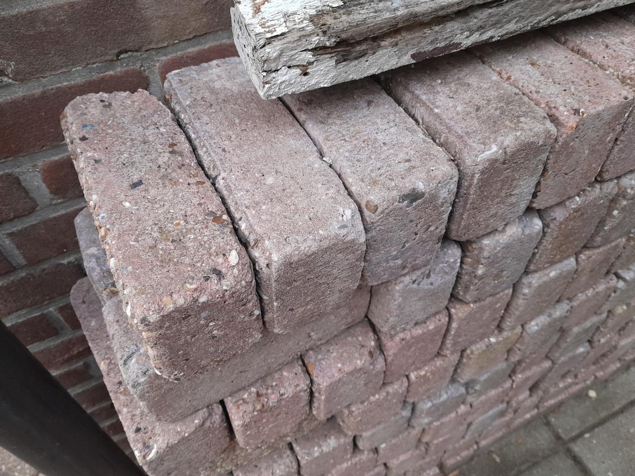 GRATIS partij beton nstraat stenen en overige straat stenen+beton borders