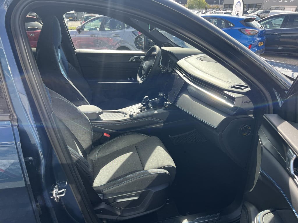 Lynk & Co 01 1.5 261pk plug in hybrid , panodak , stuurverwarming , adaptiv