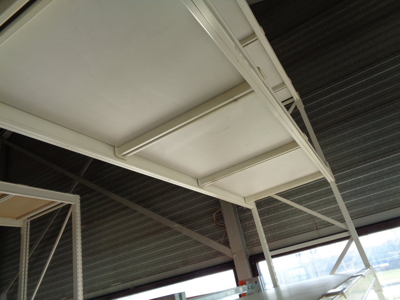 Gebruikte magazijnstelling grootvakstelling met diepteliggers en vlonders .