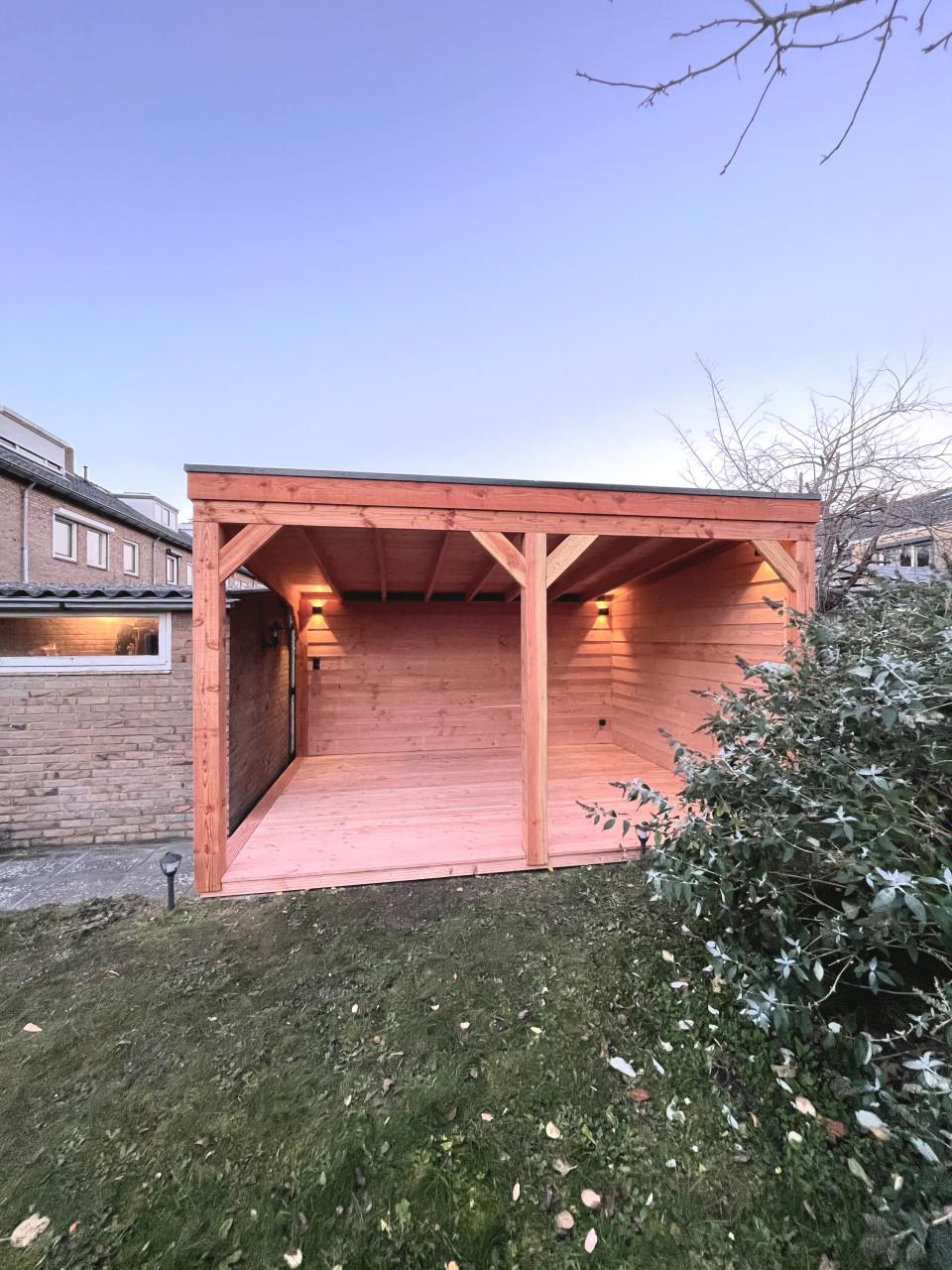 Houten overkappingen, tuinkamers en schuren op maat.