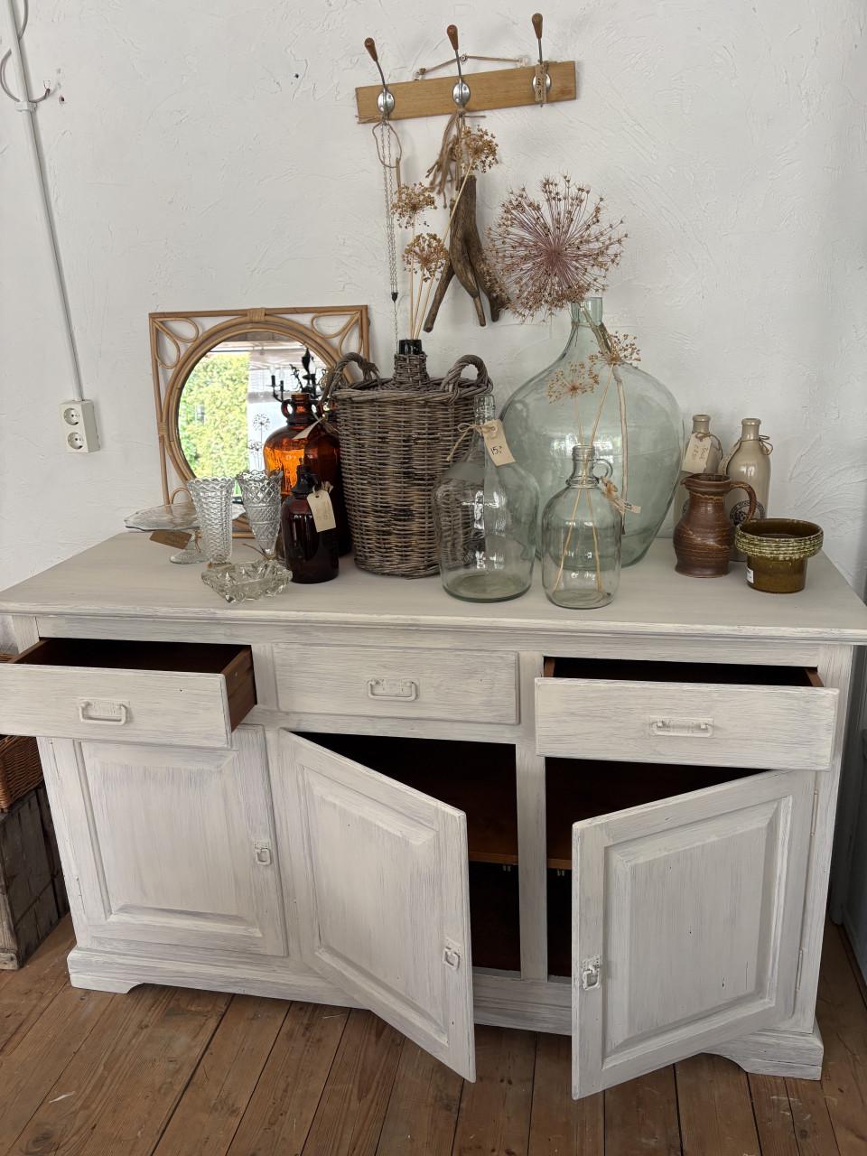 Dressoir met 3 deurtjes en 3 laadjes