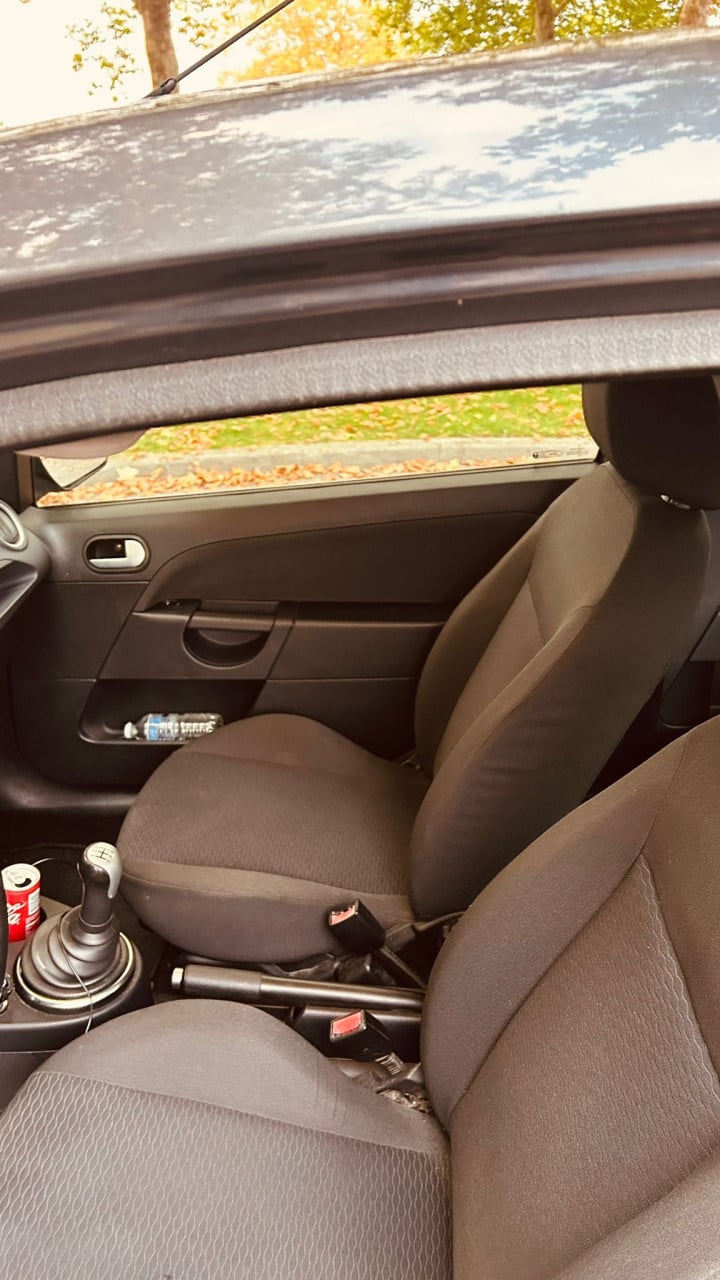 🚗 Ford Fiesta 1.6 benzine – 2005 – Rijdt en schakelt uitstekend!