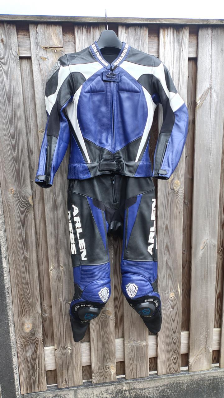 Dames motorpak / racepak van Arlen Ness, 4 keer gedragen