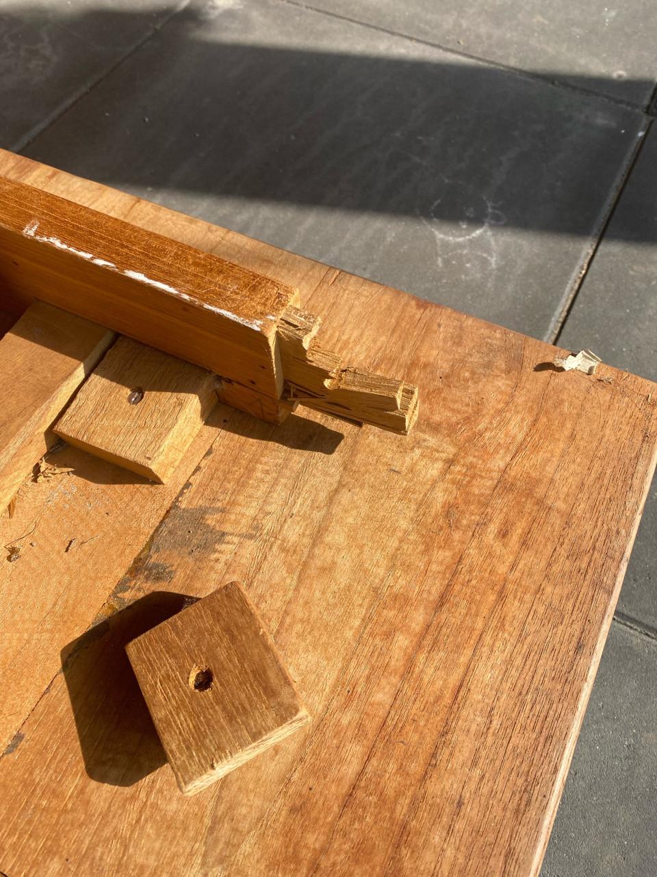 Massieve teak tafel 160x160 – klusproject  gratis af te halen