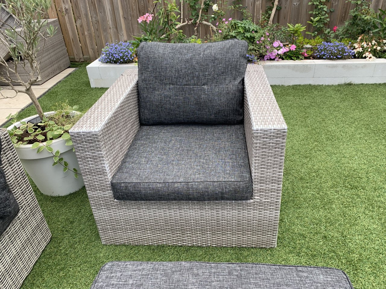 Loungeset riet, met kussens en tafel en stoel