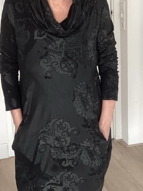 Aparte jurk mooie stof achterkent langer dan voorkant xl