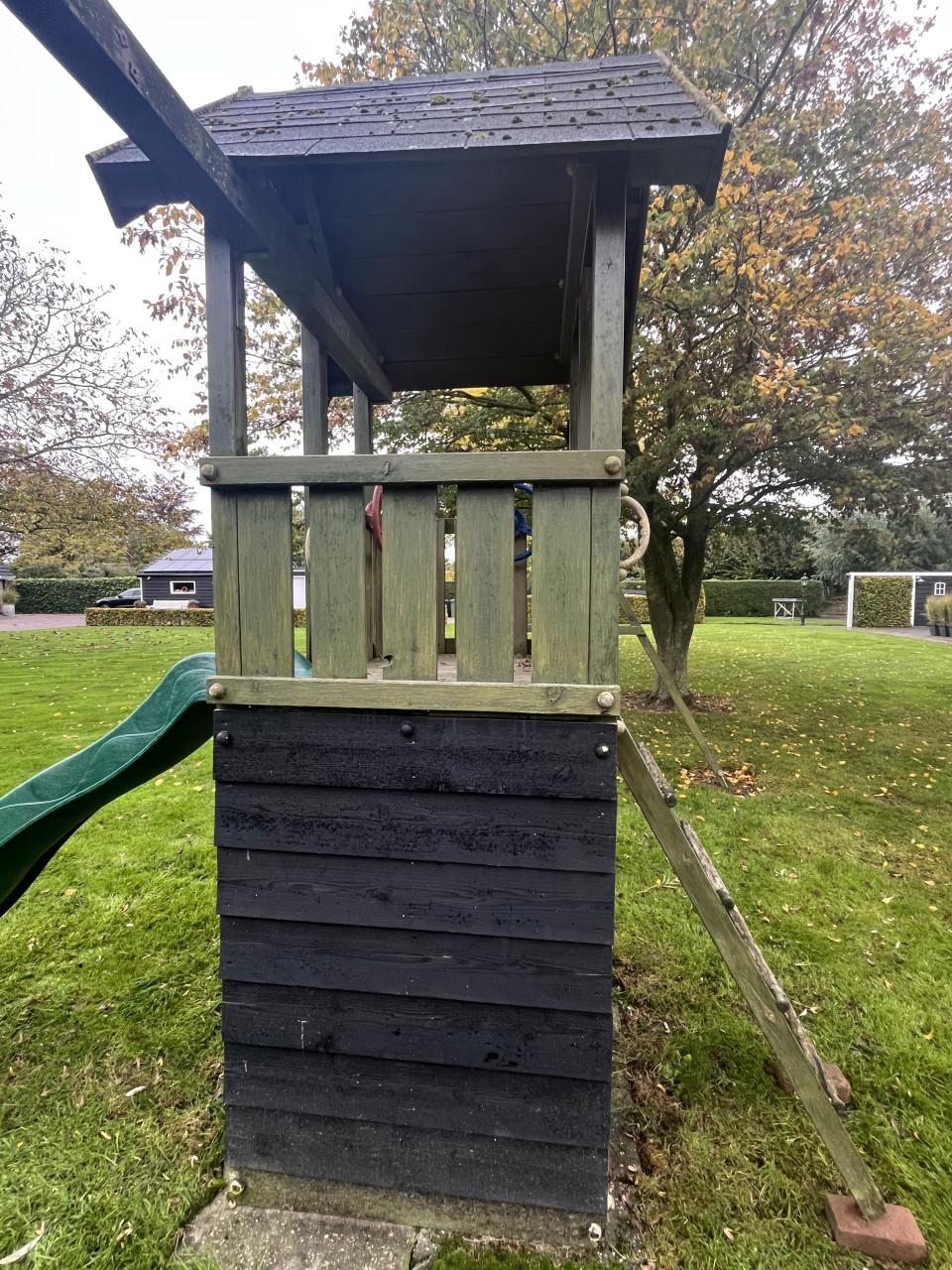 Speeltoestel met schommels,  glijbaan, enz.