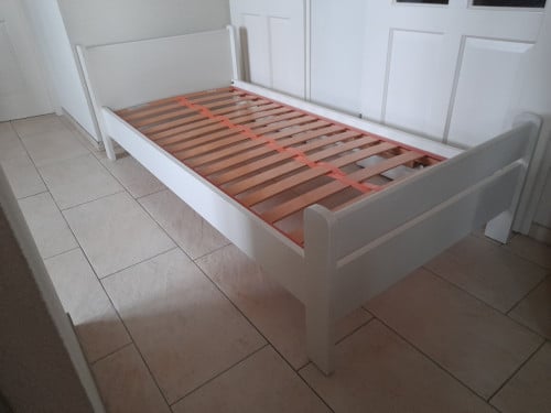 1 Persoons bed 90 x 200 (in goede staat )