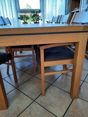 Eikenhouten tafel met zes stoelem
