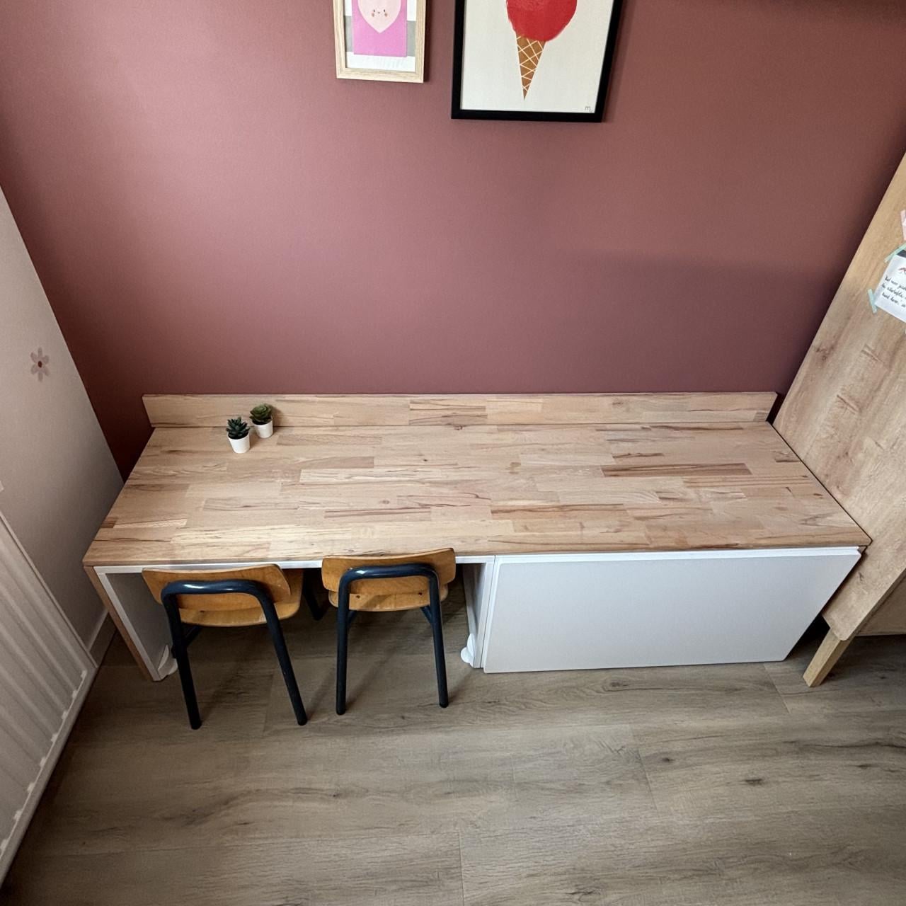 Kinderbureau met twee stoeltjes
