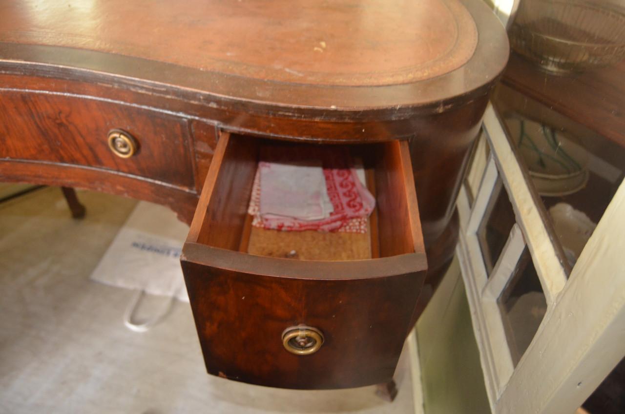 Antiek bureautje waar wat werk aan zit, niks ernstigs t.e.a.b.