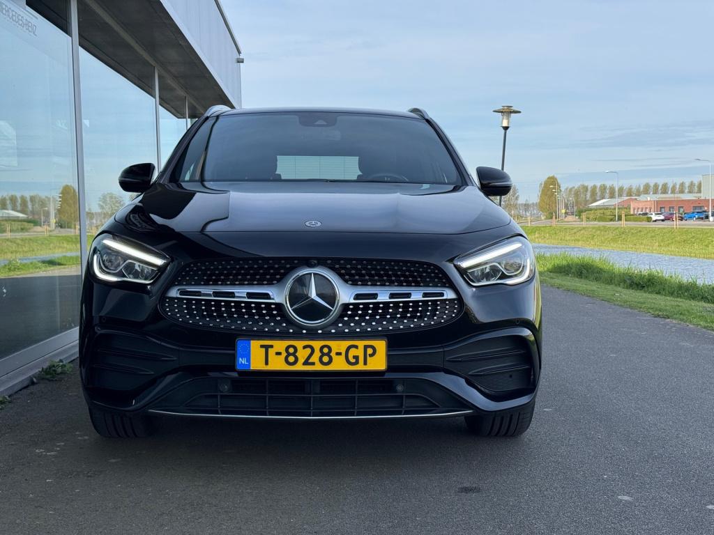 Mercedes-Benz Gla-klasse 200 amg line automaat , wegklapbare trekhaak , ach