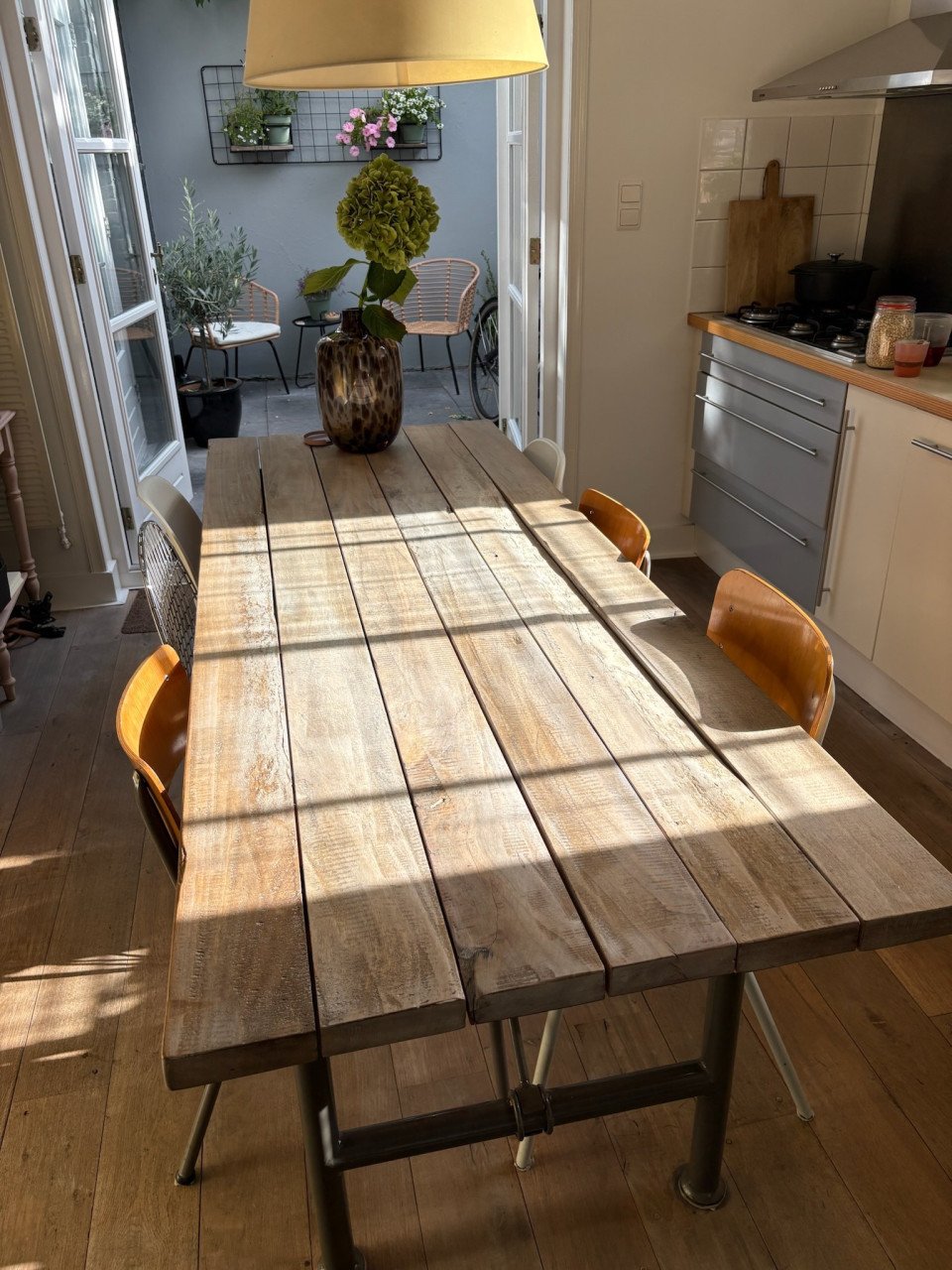 Eikehouten eettafel met stalen frame (industrieel)