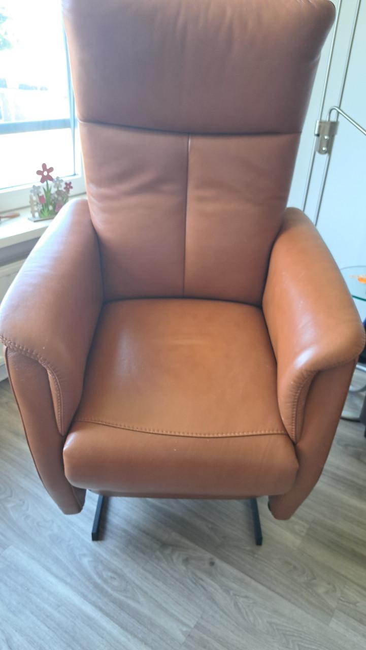Cognac-kleurige “Prominent” sta-op en relax fauteuil