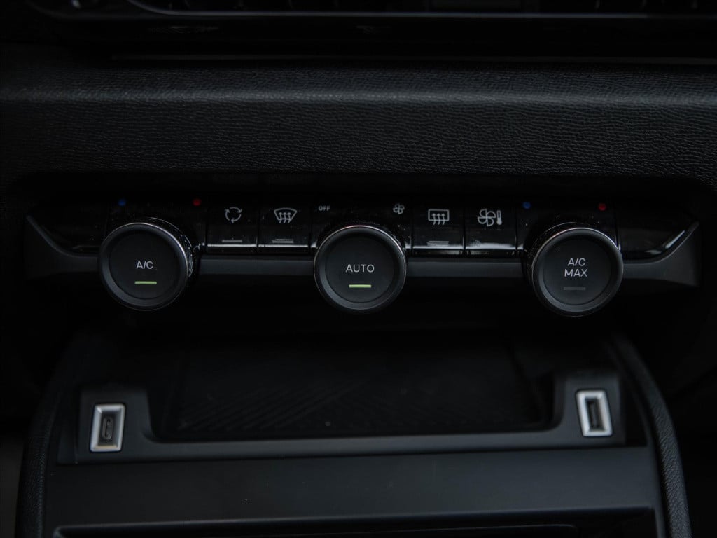 Citroen C4 1.2 puretech 130pk shine | panoramadak | hud | camera | navigati