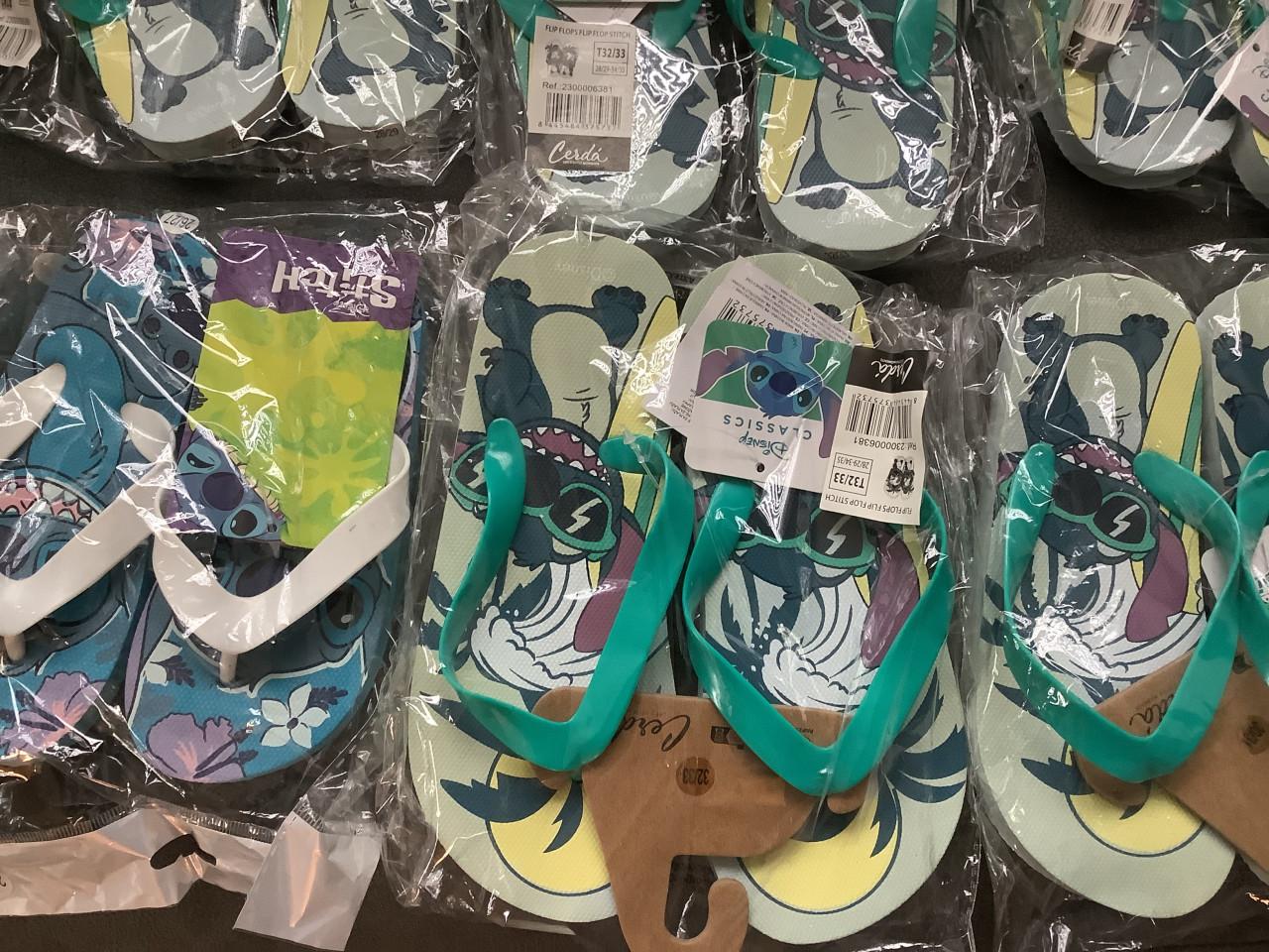 Partij Disney Stitch slippers, en Paw Patrol slofjes.  ( partij 44)