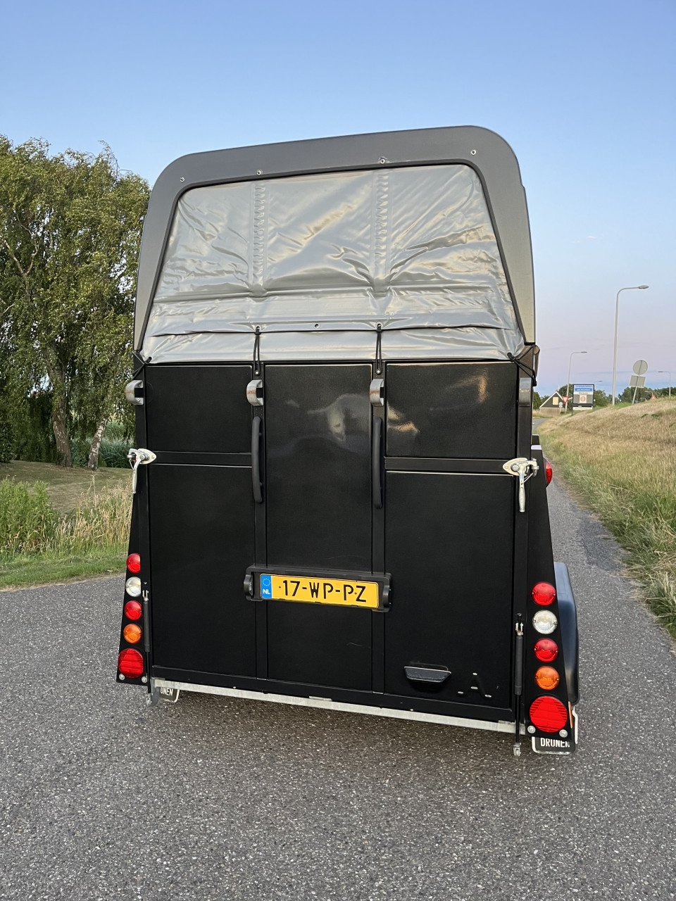 Volledig polyester Anssems Excelente met zadelkamer en kunstof bodem