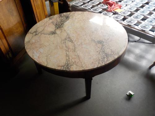 In zeer goede staat marmeren salontafel 50 euro
