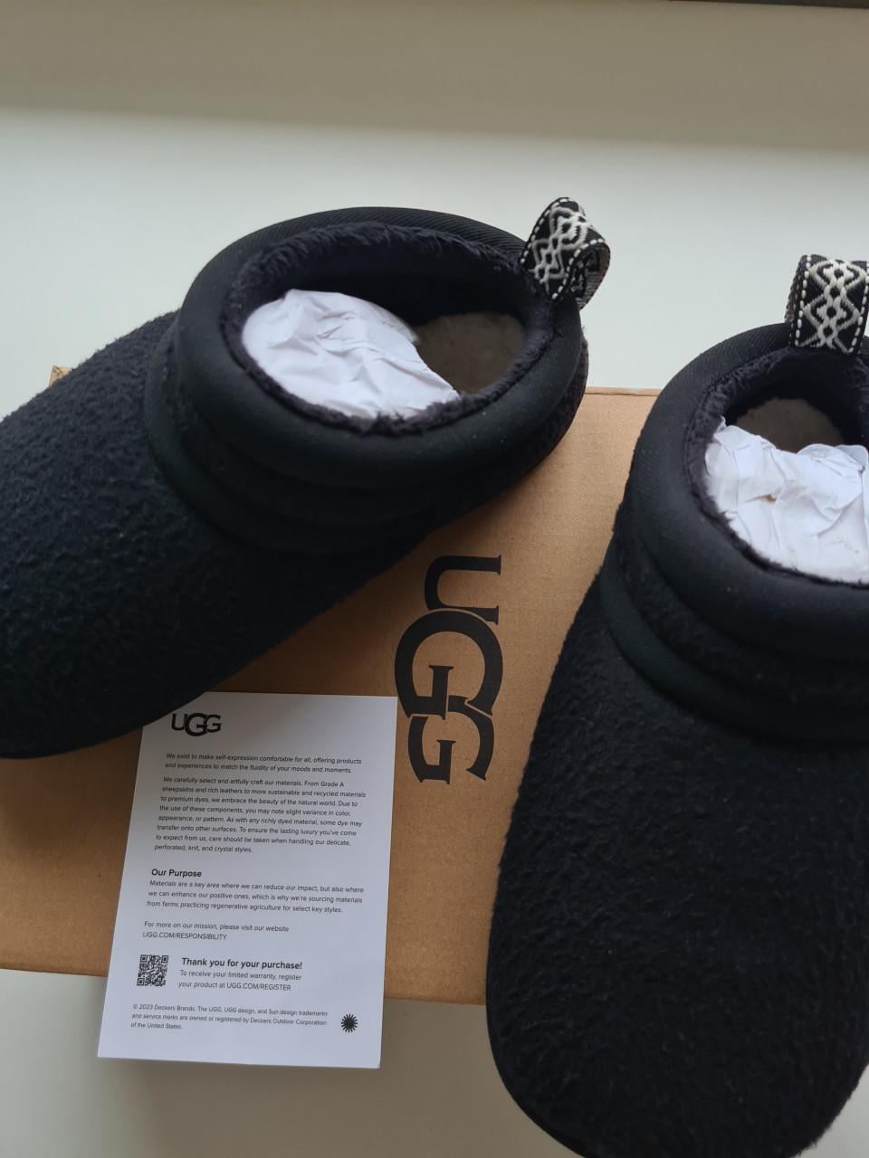 Nieuwe zwarte UGG pantoffels Maat 32,5 De UGG pantoffels zijn orgineel