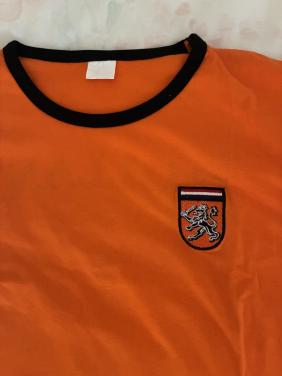 Oranje voetbalshirt, maat XL Voorkant: embleem van Nederland